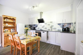 Woodside Ash hot tub & pool (sleeps 4-6)